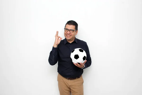 Latino Ενηλίκων Γραφείο Άνθρωπος Παίζει Μια Μπάλα Ποδοσφαίρου Πολύ Ενθουσιασμένος — Φωτογραφία Αρχείου