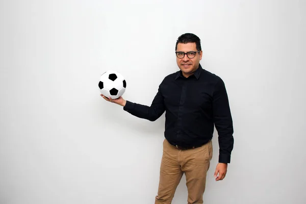 Hombre Oficina Adulto Latino Juega Con Una Pelota Fútbol Muy — Foto de Stock