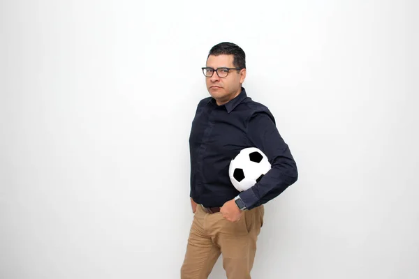 Latino Ενηλίκων Γραφείο Άνθρωπος Παίζει Μια Μπάλα Ποδοσφαίρου Πολύ Ενθουσιασμένος — Φωτογραφία Αρχείου