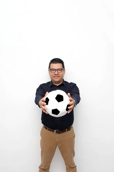 拉丁裔上班族玩足球 他很兴奋地看到自己要去看比赛 并希望看到自己的球队获胜 — 图库照片