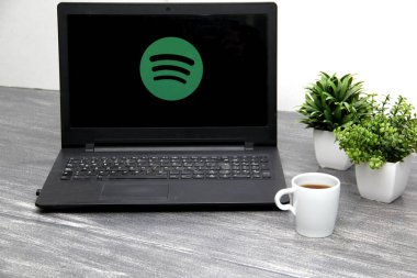 Mexico City, Mexico - 9 Kasım 2022: Dünyanın dört bir yanındaki yaratıcılardan milyonlarca şarkıya ve diğer içeriğe erişim sağlayan dijital bir müzik, podcast ve video servisini bozmak Meksika 'da gelişiyor.
