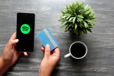 Mexico City, Mexico - 9 Kasım 2022: Dünyanın dört bir yanındaki yaratıcılardan milyonlarca şarkıya ve diğer içeriğe erişim sağlayan dijital bir müzik, podcast ve video servisini bozmak Meksika 'da gelişiyor.