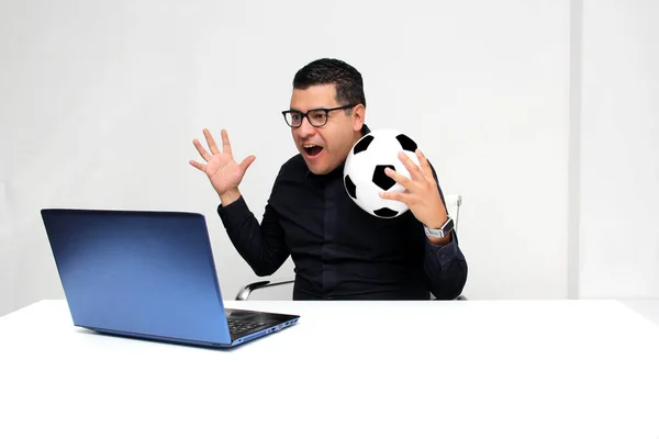 Латиноамериканський Службовець Дивиться Футбольні Ігри Своєму Робочому Ноутбуку Робочий Час — стокове фото