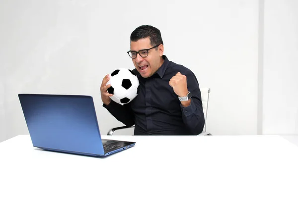 Латиноамериканський Службовець Дивиться Футбольні Ігри Своєму Робочому Ноутбуку Робочий Час — стокове фото