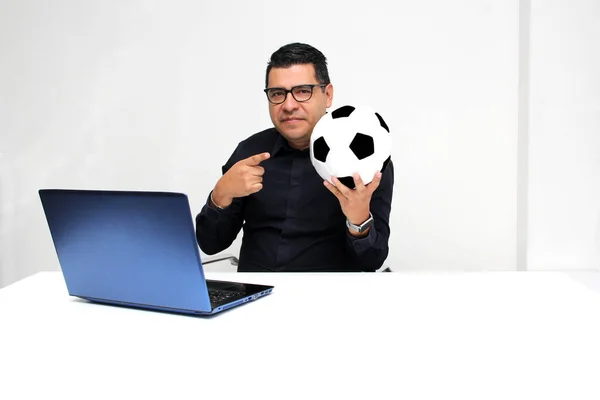 Latino Adult Office Man Watches Football Games His Work Laptop — Stock Photo, Image