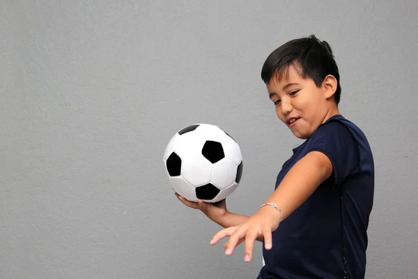 Латиноамериканец Летний Мальчик Играет Футбольным Мячом Взволнован Собирается Посмотреть Футбольный — стоковое фото