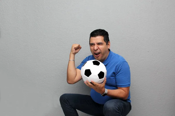 Latin Felnőtt Férfi Játszik Egy Focilabda Nagyon Izgatott Hogy Megy — Stock Fotó