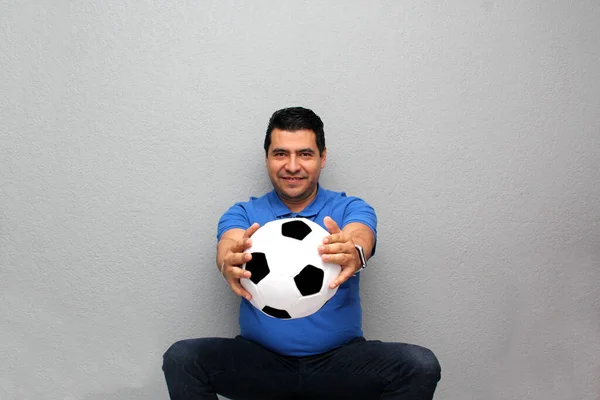 拉丁裔成年人玩足球时非常兴奋 因为他想看比赛 也想看他的球队获胜 — 图库照片