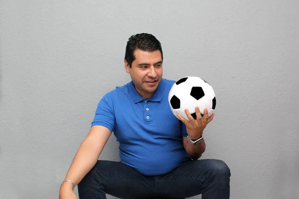 Hombre Adulto Latino Juega Con Una Pelota Fútbol Muy Emocionado —  Fotos de Stock
