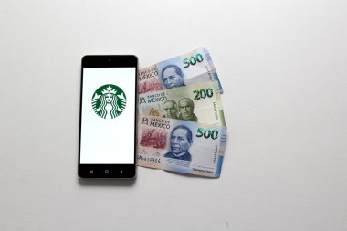 Mexico City, Mexico - 9 Kasım 2022: Starbucks zincir kafeterya şirketi Meksika Cumhuriyeti 'nin 61 şehrinde 746 mağazayla Meksika' da 20 yıl kutladı
