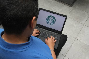 Mexico City, Mexico - 9 Kasım 2022: Starbucks zincir kafeterya şirketi Meksika Cumhuriyeti 'nin 61 şehrinde 746 mağazayla Meksika' da 20 yıl kutladı