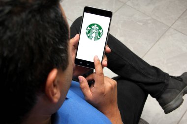 Mexico City, Mexico - 9 Kasım 2022: Starbucks zincir kafeterya şirketi Meksika Cumhuriyeti 'nin 61 şehrinde 746 mağazayla Meksika' da 20 yıl kutladı