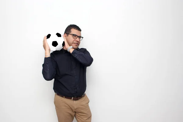 Hombre Oficina Adulto Latino Juega Con Una Pelota Fútbol Muy —  Fotos de Stock