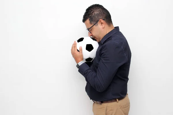Латиноамериканец Играет Футбольным Мячом Взволнован Собирается Посмотреть Игру Хочет Увидеть — стоковое фото