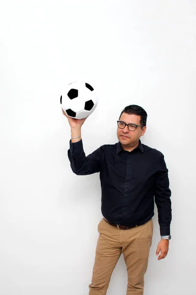 Hombre Oficina Adulto Latino Juega Con Una Pelota Fútbol Muy — Foto de Stock