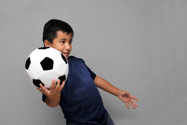 拉美裔8岁男孩带着一个足球参加比赛 他很兴奋地看到自己要去看足球比赛 并希望看到自己的球队获胜 — 图库照片