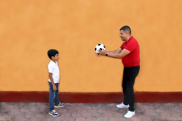 Latynoski Tata Syn Dzielą Się Swoją Miłością Piłki Nożnej Biorą — Zdjęcie stockowe