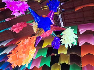 Meksika parti piatası kil ya da karton kapla kaplanmış, yedi dikenli, içinde meyve ve şeker olan, doğum günlerinde veya Noel 'de çubukla kırılmak üzere bir ipe asılmış.