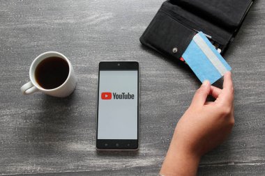 Mexico City, Mexico - 9 Kasım 2022: YouTube, Meksika 'daki Z ve Millennials nesli arasında en geniş erişime sahip küresel bir çevrimiçi video paylaşım platformudur.