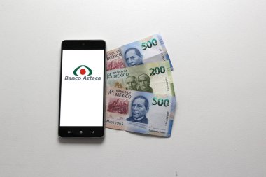 Mexico City, Mexico - 9 Kasım 2022: Grupo Salinas 'lı Banco Azteca, Meksika' daki ailelerin ve şirketlerin finansal gelişimini destekleyen% 100 Meksikalı bir kurum.