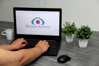 Mexico City, Mexico - 9 Kasım 2022: Grupo Salinas 'lı Banco Azteca, Meksika' daki ailelerin ve şirketlerin finansal gelişimini destekleyen% 100 Meksikalı bir kurum.