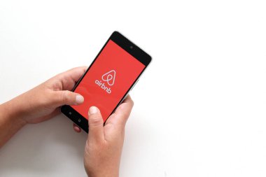 Mexico City, Mexico - 9 Kasım 2022: Airbnb, internet üzerinden ya da akıllı telefonunuzdan ucuz bir şekilde yayınlama, reklam ve rezervasyon uygulaması Mexico City 'ye katılıyor.