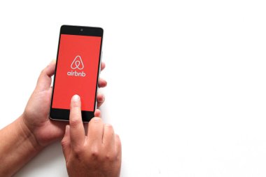 Mexico City, Mexico - 9 Kasım 2022: Airbnb, internet üzerinden ya da akıllı telefonunuzdan ucuz bir şekilde yayınlama, reklam ve rezervasyon uygulaması Mexico City 'ye katılıyor.