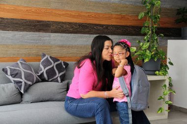 Latin anne ve gözlük takan 4 yaşındaki kızı okula dönmeye hazırlanıyorlar.