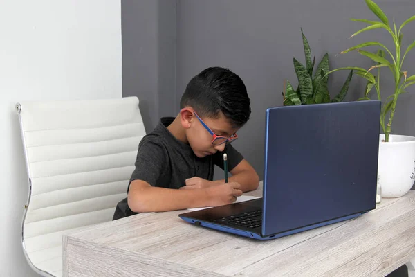 Niño Latino Años Con Gafas Hace Educación Casa Toma Clases — Foto de Stock