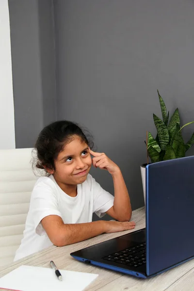 Letnia Latynoska Uczy Się Domu Bierze Lekcje Online Domu Biurku — Zdjęcie stockowe