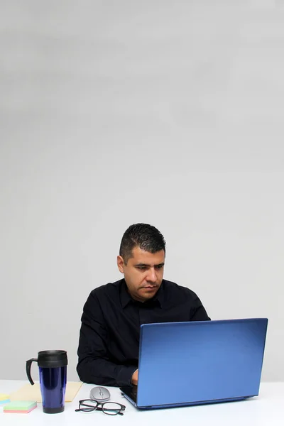 Latino Adult Man Works His Offie His Laptop Due Overwork — Φωτογραφία Αρχείου