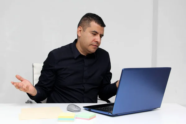 Latino Adult Man Works His Offie His Laptop Due Overwork — Foto de Stock