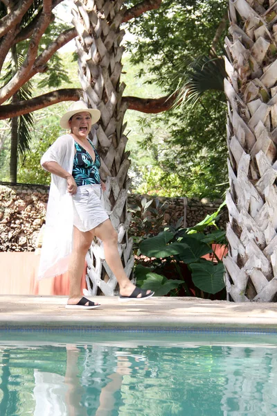 Latin Adult Woman Walks Next Pool She Feels Relaxed Fulfilled — Zdjęcie stockowe