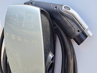 Xicotepec, Puebla, Meksika - 5. Mar 2023: Tesla, dünyanın en büyük elektrikli araba firması, Meksika 'nın Puebla eyaletine kurulmuş elektrikli arabalar için şarj cihazlarıyla birlikte mevcut.