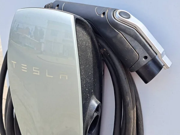 Xicotepec, Puebla, Meksika - 5. Mar 2023: Tesla, dünyanın en büyük elektrikli araba firması, Meksika 'nın Puebla eyaletine kurulmuş elektrikli arabalar için şarj cihazlarıyla birlikte mevcut.
