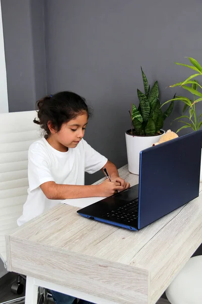 Year Old Latino Girl Does Home Schooling Takes Online Classes — Zdjęcie stockowe