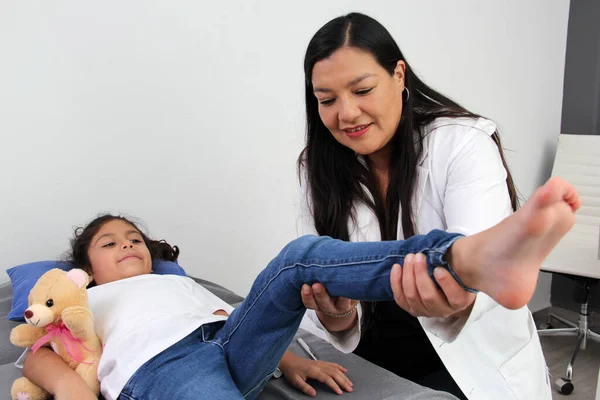 Médica Latina Pediatra Especialista Com Sua Paciente Menina Anos Verifica — Fotografia de Stock