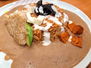 Kurutulmuş erişte tabağı kolay ve ucuz bir seçenek. Fasulye, baharatlı chipotle aromalı ve yanında peynir, avokado ve kabuklu ekmekle birlikte lezzetli bir krema dokunuşuyla.