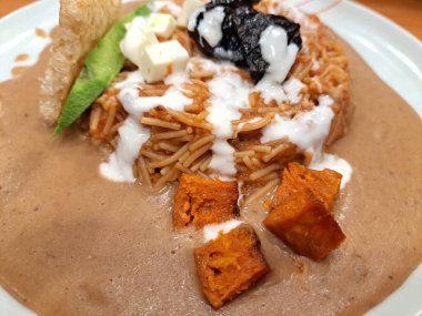 Kurutulmuş erişte tabağı kolay ve ucuz bir seçenek. Fasulye, baharatlı chipotle aromalı ve yanında peynir, avokado ve kabuklu ekmekle birlikte lezzetli bir krema dokunuşuyla.