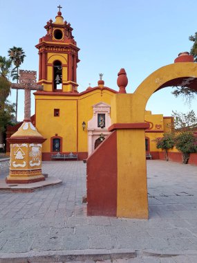 Queretaro Mexico 'nun sihirli kenti Pea de Bernal merkezde San Sebastian Tapınağı ana meydanda bahçelerle çevrili.