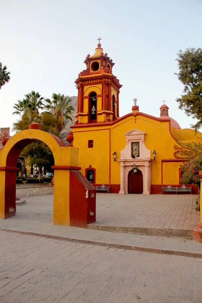 중앙에 멕시코의 케레타로에 베르날 산세바스티안 신전은 정원으로 둘러싸인 광장에 위치해 — 스톡 사진
