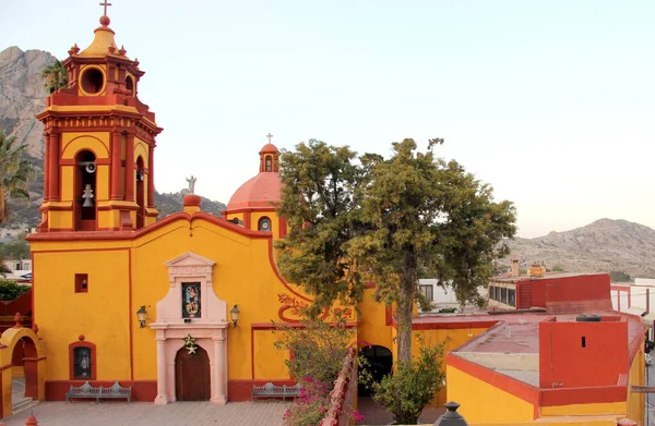 중앙에 멕시코의 케레타로에 베르날 산세바스티안 신전은 정원으로 둘러싸인 광장에 위치해 — 스톡 사진