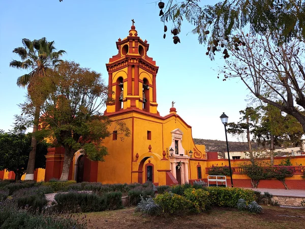 ケレタロ メキシコの魔法の町ペア ベナル中心部サン セバスティアンの寺院は庭園に囲まれたメイン広場に位置しています — ストック写真