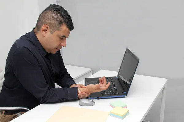 남자는 증후군으로 손목에 무력감을 호소하며 자신의 노트북 마우스를 가지고 사무실에서 — 스톡 사진