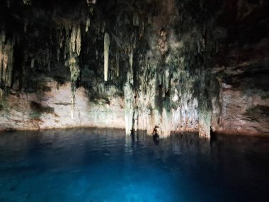 Yucatan, Meksika 'daki Cenotlar derin doğal kuyulardır. Kireç taşı tipi tortulu kayalar yağmur sularına sızar ve büyük mağaralar veya su rezervleri oluşturur.