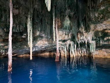 Yucatan, Meksika 'daki Cenotlar derin doğal kuyulardır. Kireç taşı tipi tortulu kayalar yağmur sularına sızar ve büyük mağaralar veya su rezervleri oluşturur.