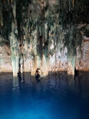 Yucatan, Meksika 'daki Cenotlar derin doğal kuyulardır. Kireç taşı tipi tortulu kayalar yağmur sularına sızar ve büyük mağaralar veya su rezervleri oluşturur.