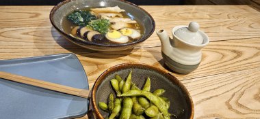 Lezzetli Ramen, domuz eti, tavuk kemiği ve farklı sebzelerden hazırlanmış bir çorbada servis edilen Japon eriştesiyle hazırlanır, tadı miso macunu, soya sosu (shoyu) veya tuzlu (shio) arasında farklıdır (shio).)