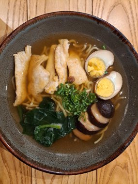 Lezzetli Ramen, domuz eti, tavuk kemiği ve farklı sebzelerden hazırlanmış bir çorbada servis edilen Japon eriştesiyle hazırlanır, tadı miso macunu, soya sosu (shoyu) veya tuzlu (shio) arasında farklıdır (shio).)