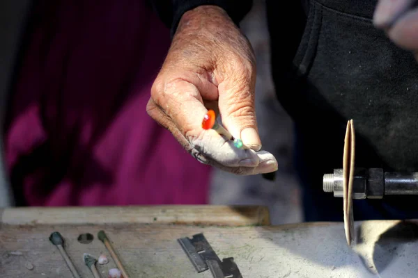 年迈的工匠手在作坊打磨石料和矿物以制造贵重珠宝 — 图库照片